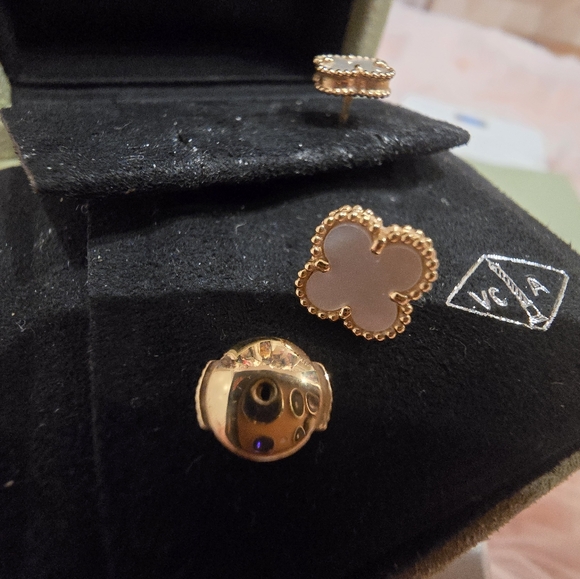 Sweet Alhambra earstuds18K yellow gold, Mother-of-pearl - Picture 8 of 8